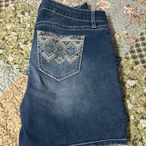 Embellished Capri Pants with Embroidered Pocket